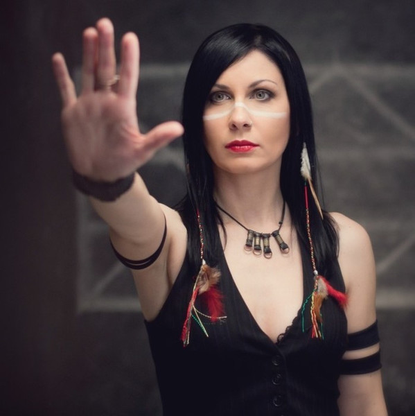 Ritratto di Eva Poles con la mano tesa verso l'obiettivo